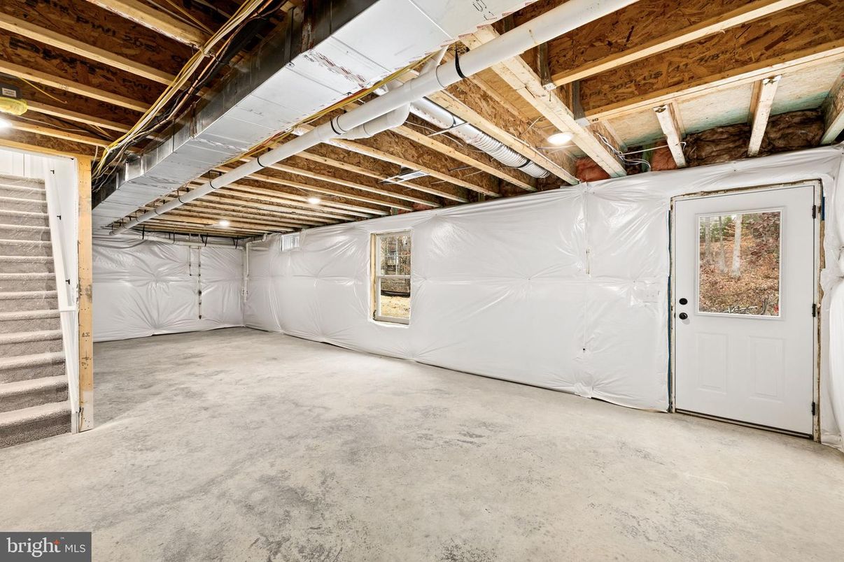Garage, Interior, Wooden Beams