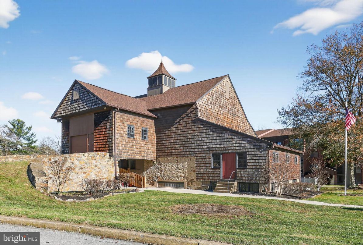 Exterior, Facade, Brick Facade, Log Home