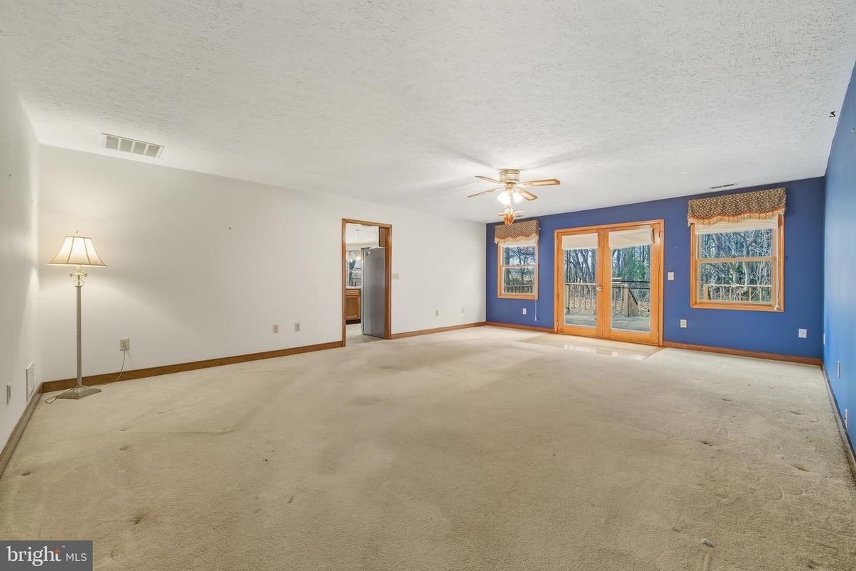 Empty room, Interior