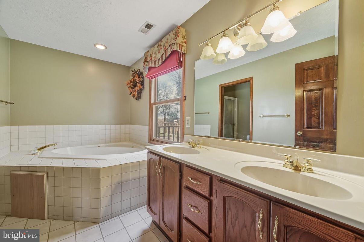 Bathroom, Dual Sink Vanities, Interior, Recessed Lighting