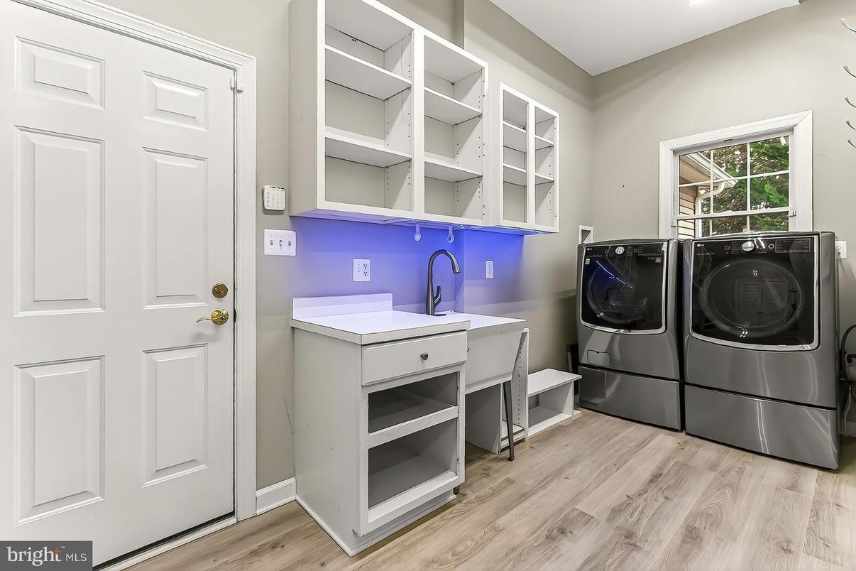 Interior, Recessed Lighting, Washer, Wood Texture Flooring