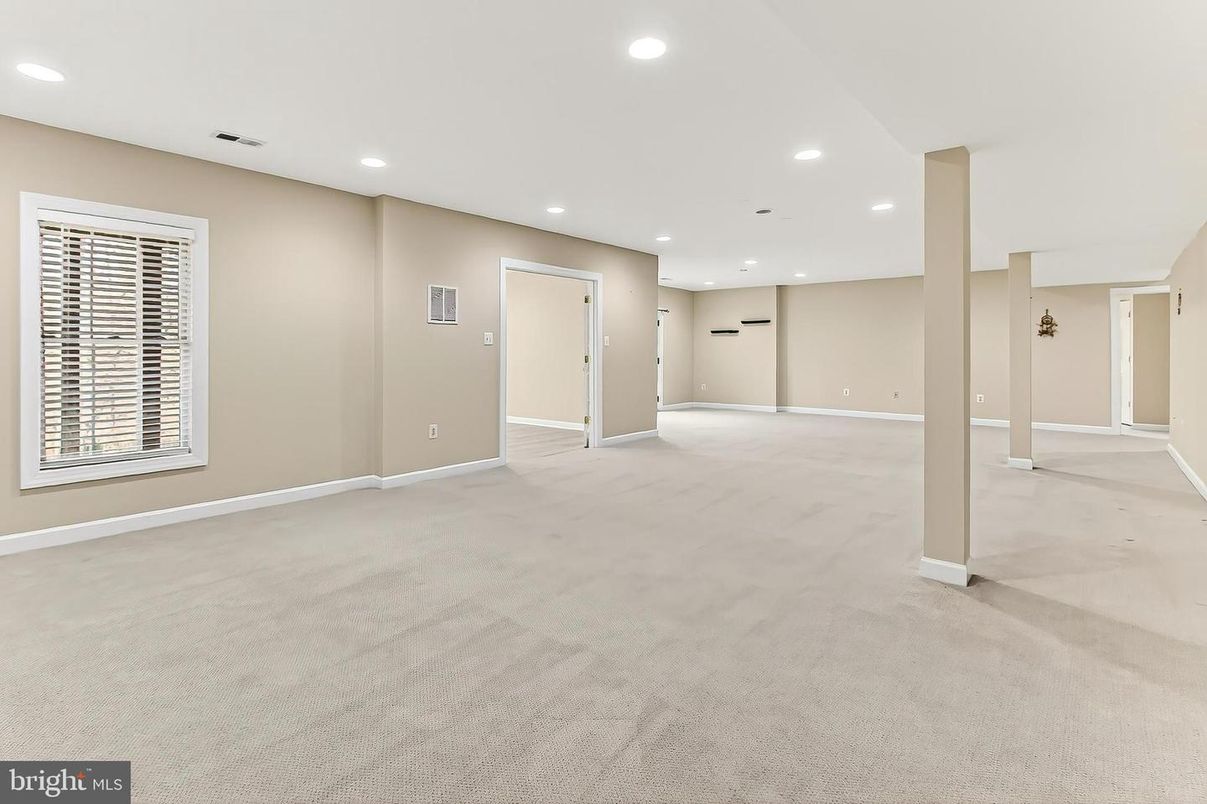Empty room, Interior, Recessed Lighting