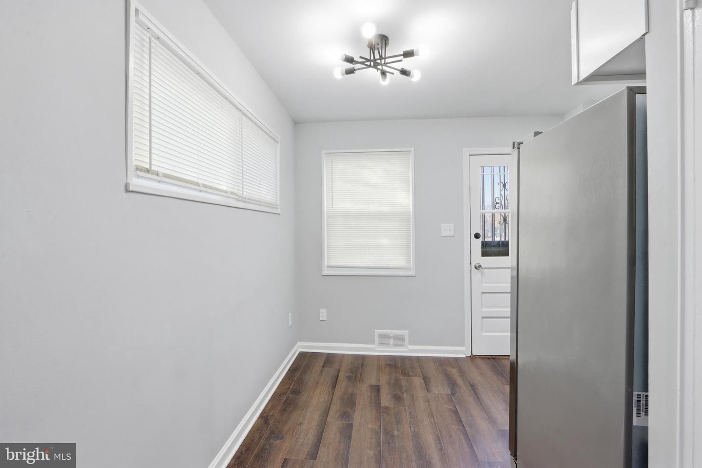 Empty room, Interior, Pendant Lights, Wood Texture Flooring