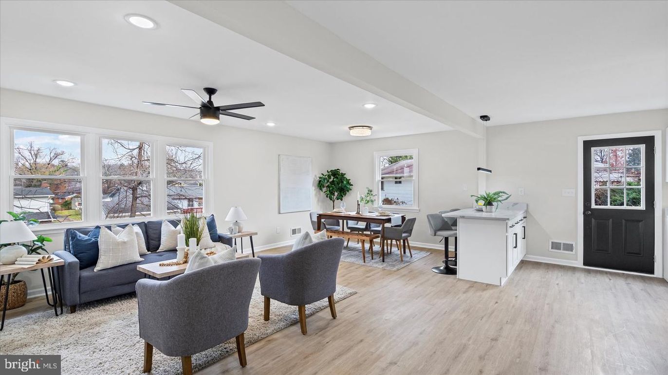 Dining room, Interior, Living room, Recessed Lighting, Wood Texture Flooring