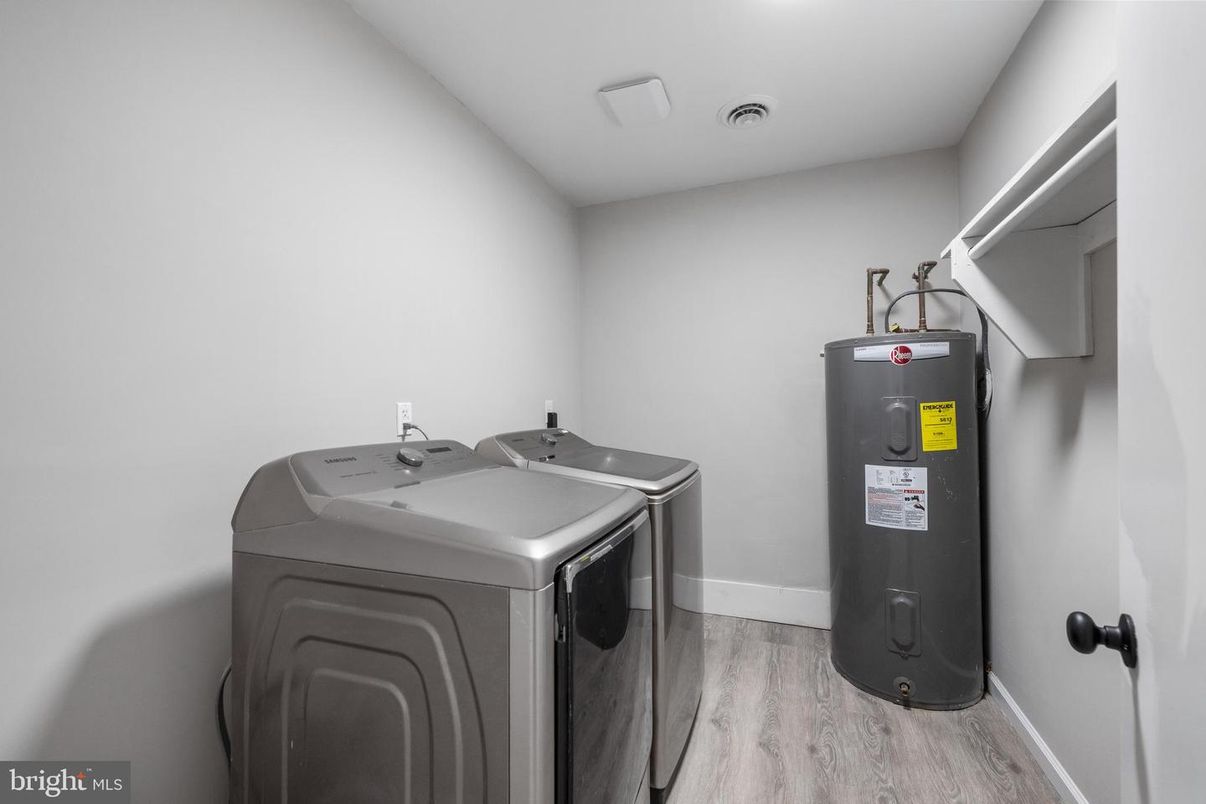 Interior, Washer, Wood Texture Flooring