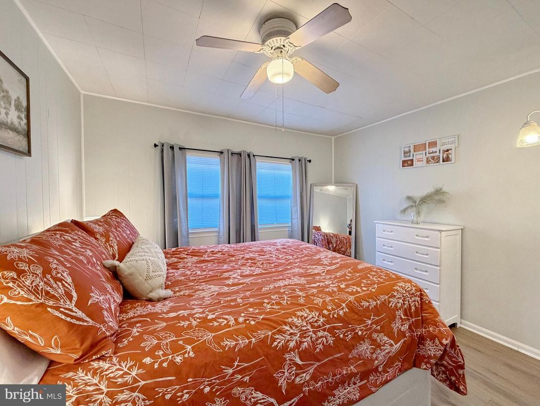 Bedroom, Interior, Water, Wood Texture Flooring