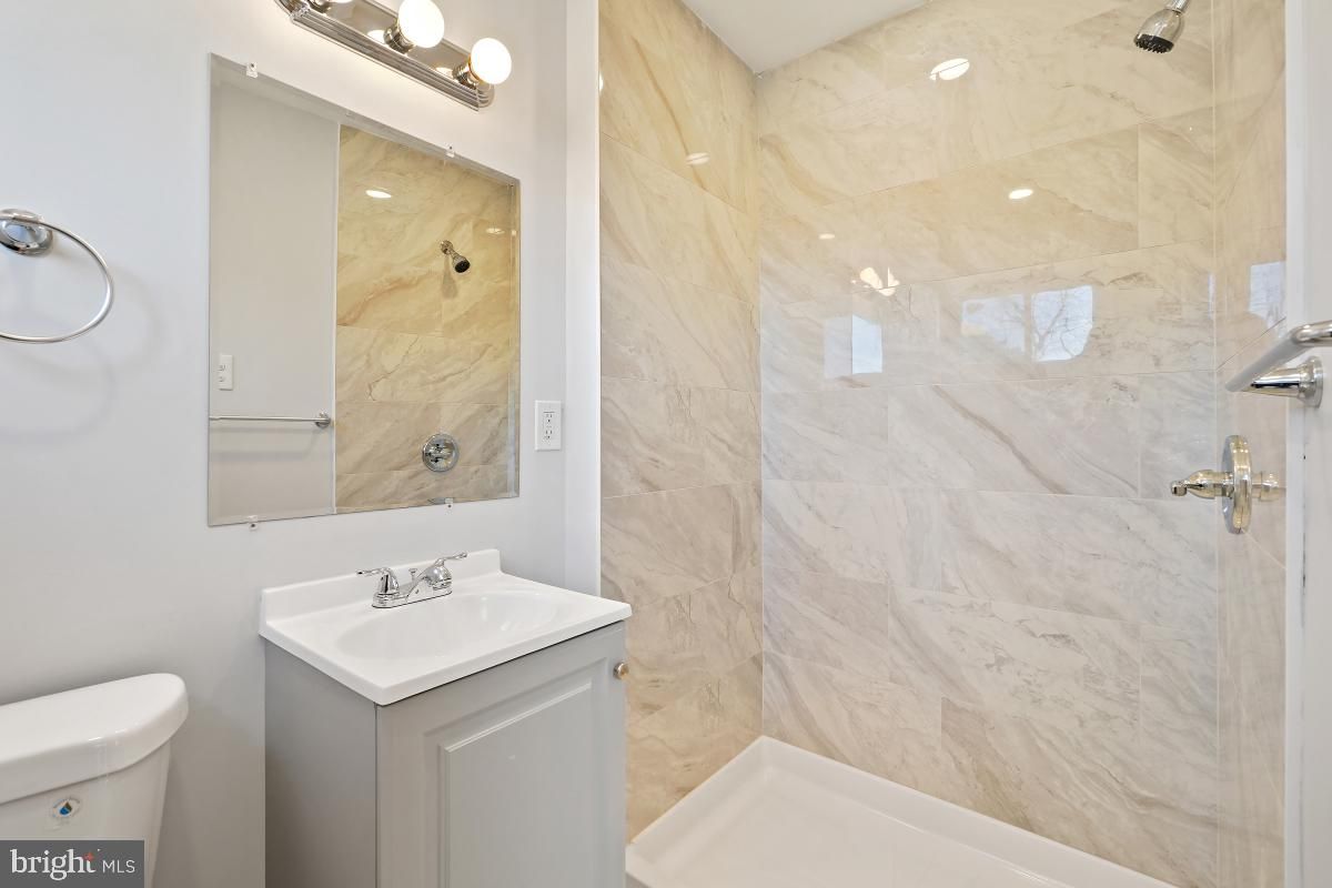 Bathroom, Interior, Marble Walls, Recessed Lighting