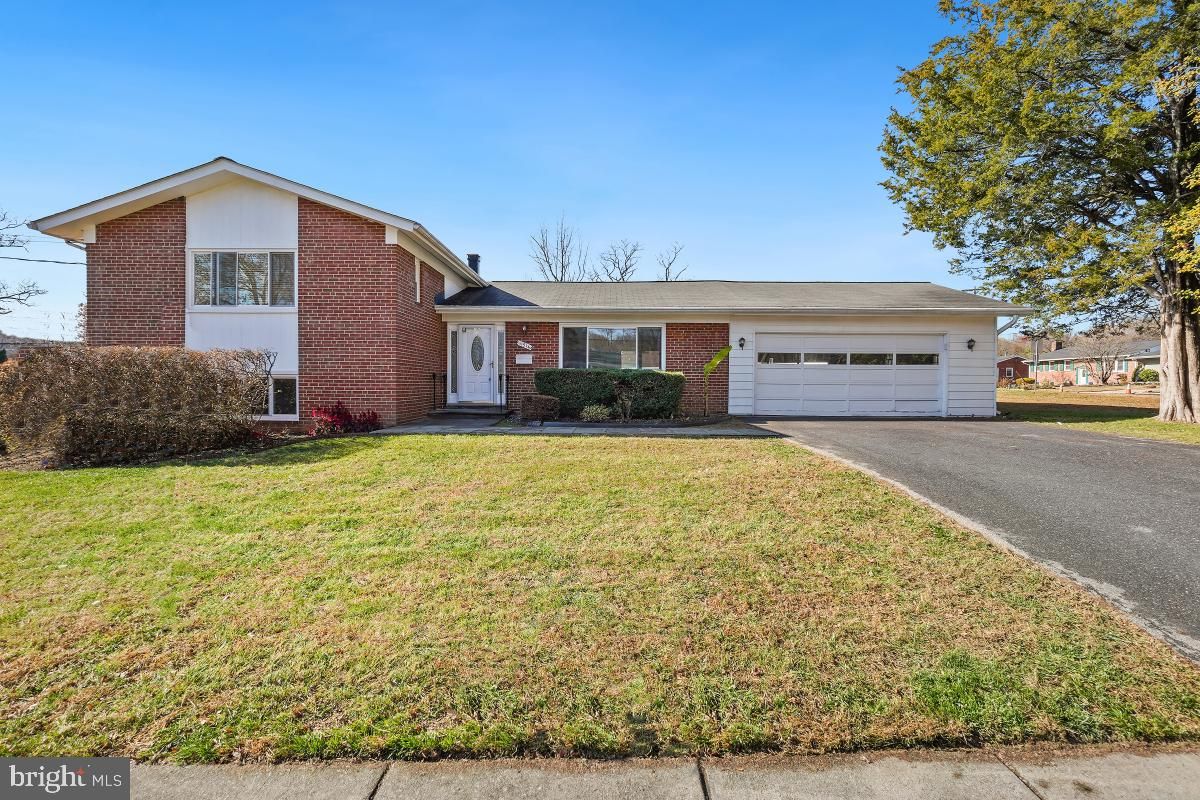 Attached, Exterior, Facade, Brick Facade, Split Level