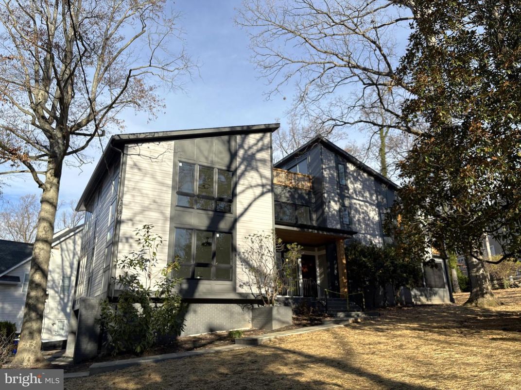 Exterior, Facade, Modern