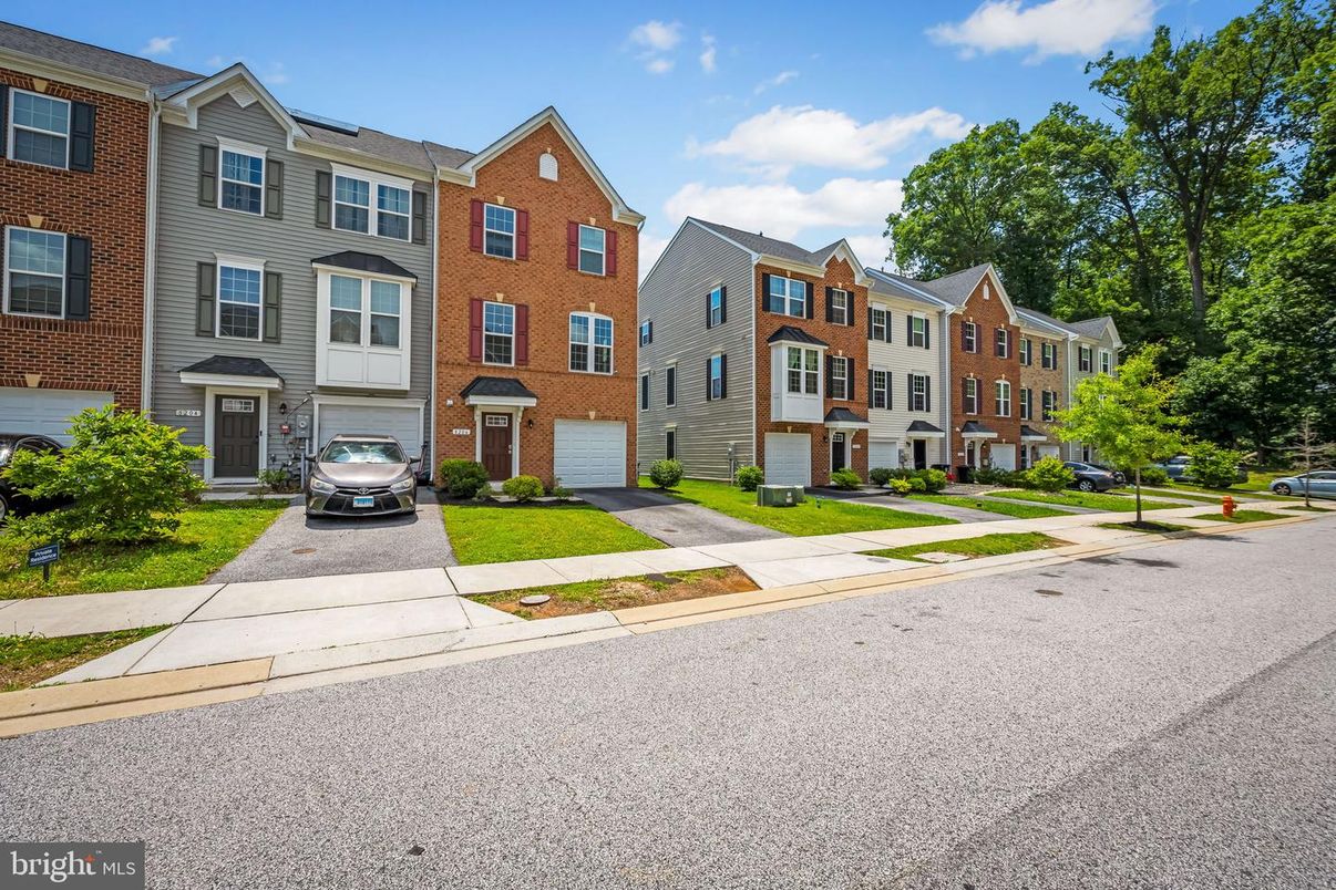 Attached, Exterior, Facade, Brick Facade, Rowhouse