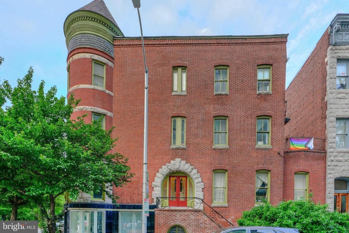 Exterior, Facade, Brick Facade, Rowhouse