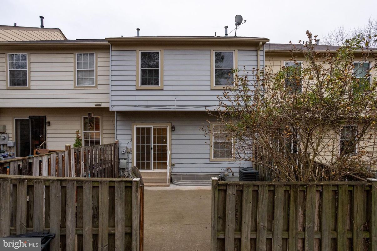 Exterior, Facade, Raised Ranch