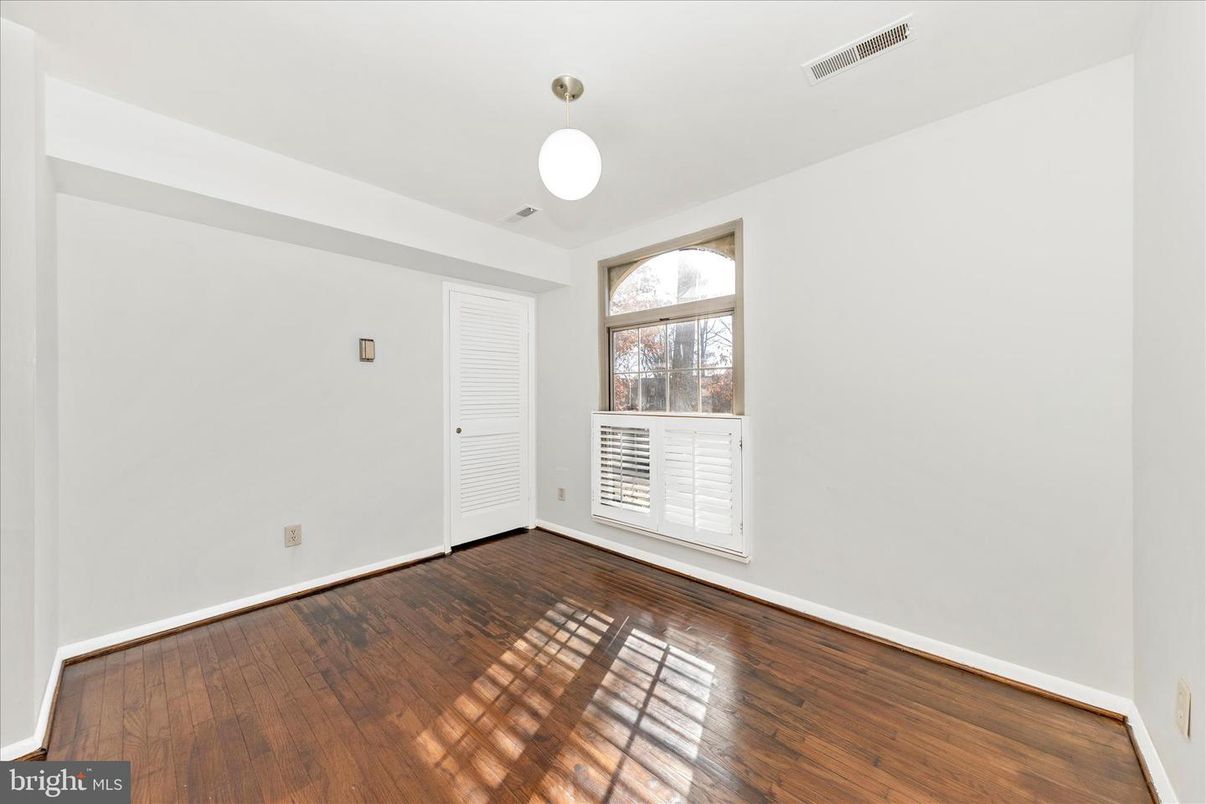 Empty room, Interior, Pendant Lights, Wood Texture Flooring