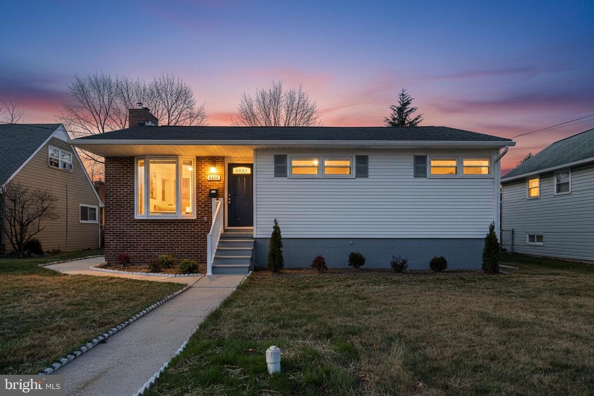 Exterior, Facade, Ranch