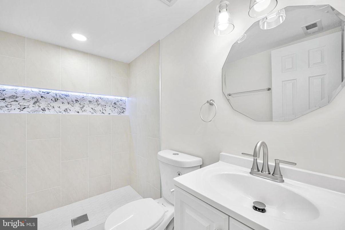 Bathroom, Interior, Recessed Lighting