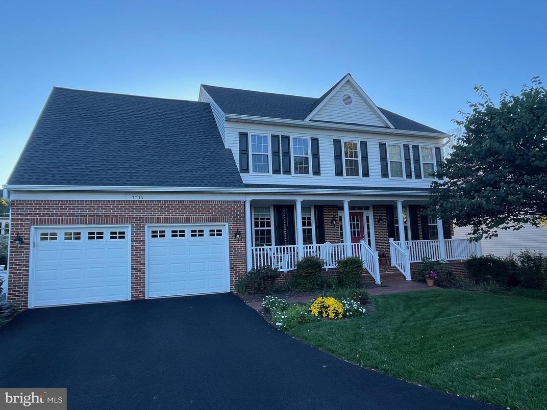 Attached, Exterior, Facade, Farmhouse