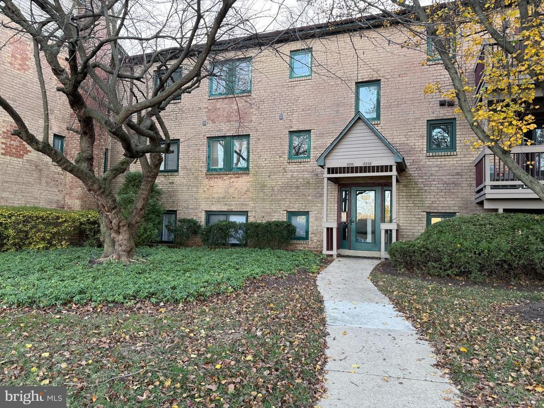 Exterior, Facade, Brick Facade, Rowhouse