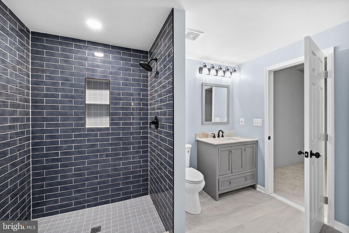 Bathroom, Interior, Recessed Lighting