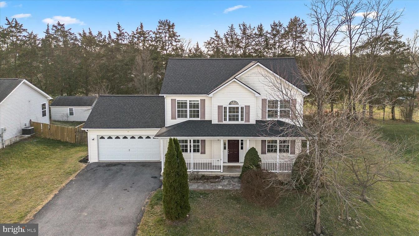 Attached, Exterior, Facade, Farmhouse