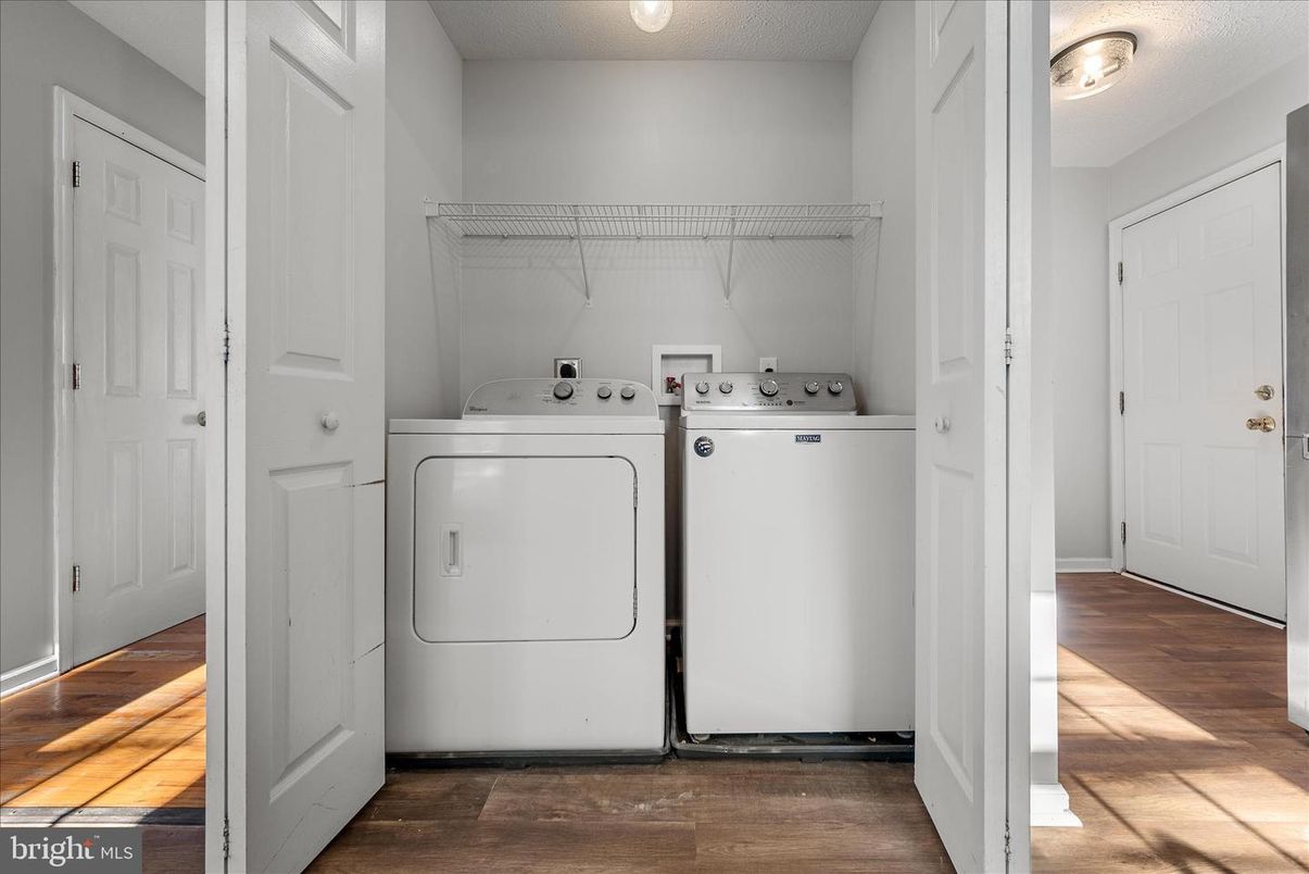 Interior, Utility Closets, Washer, Wood Texture Flooring