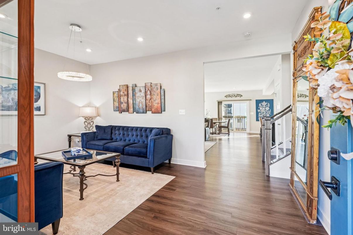 Interior, Living room, Pendant Lights, Recessed Lighting, Wood Texture Flooring