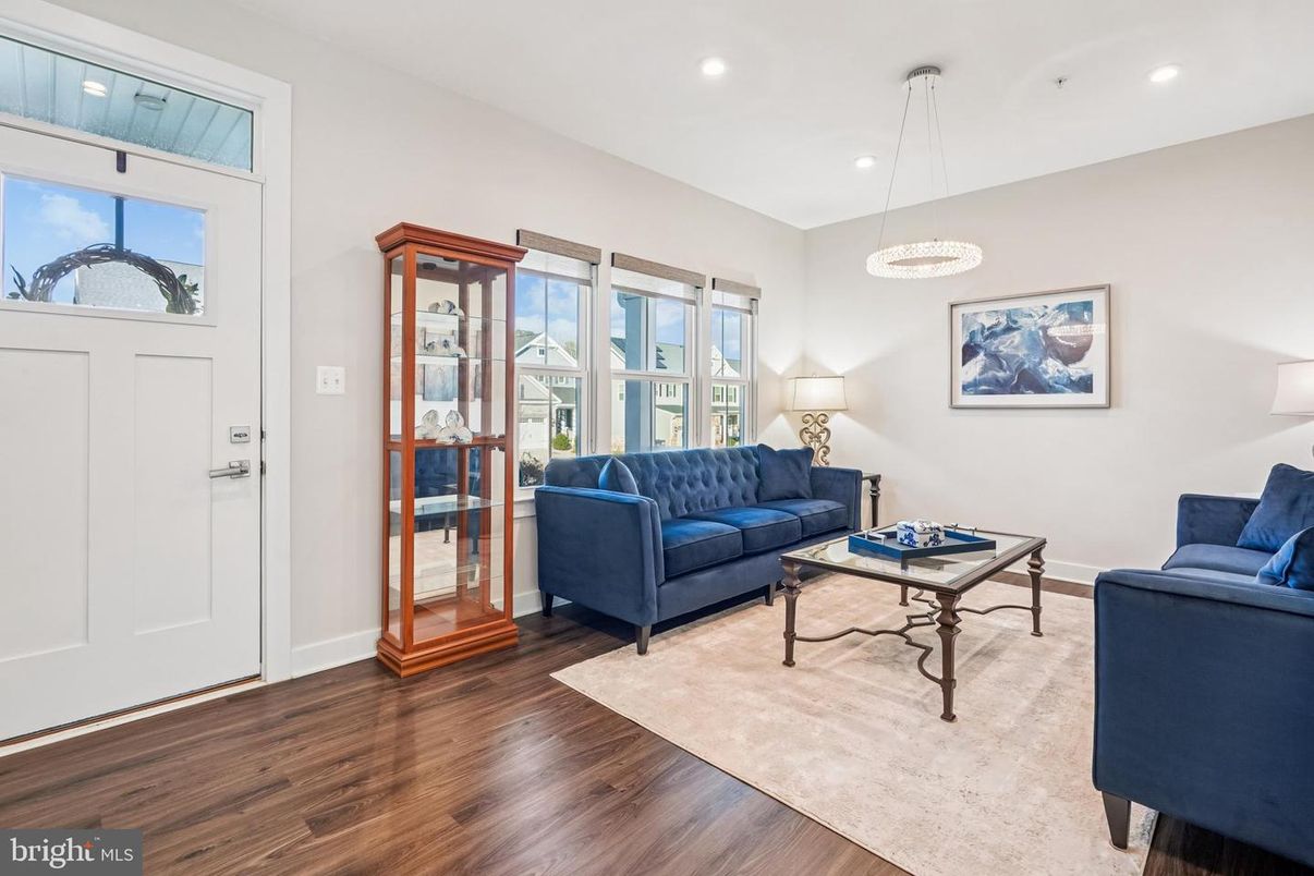 Interior, Living room, Pendant Lights, Recessed Lighting, Wood Texture Flooring