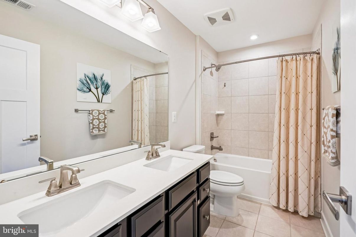 Bathroom, Dual Sink Vanities, Interior, Recessed Lighting