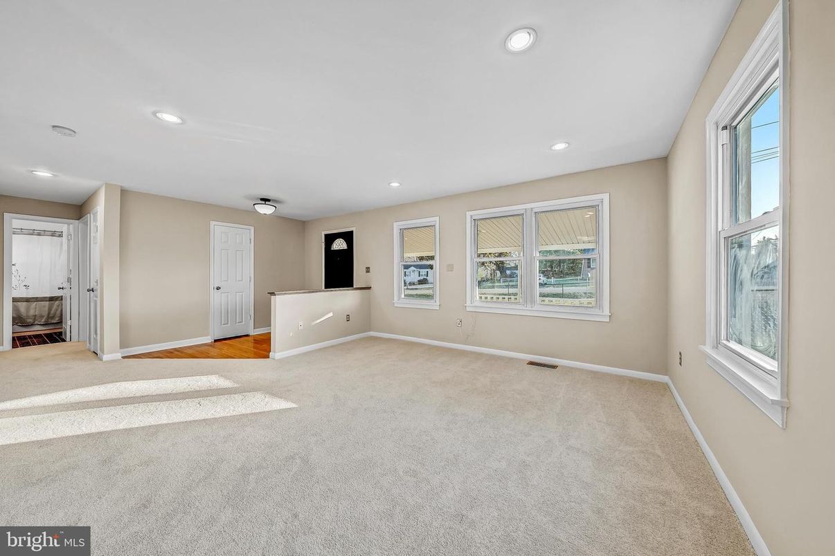 Empty room, Interior, Recessed Lighting