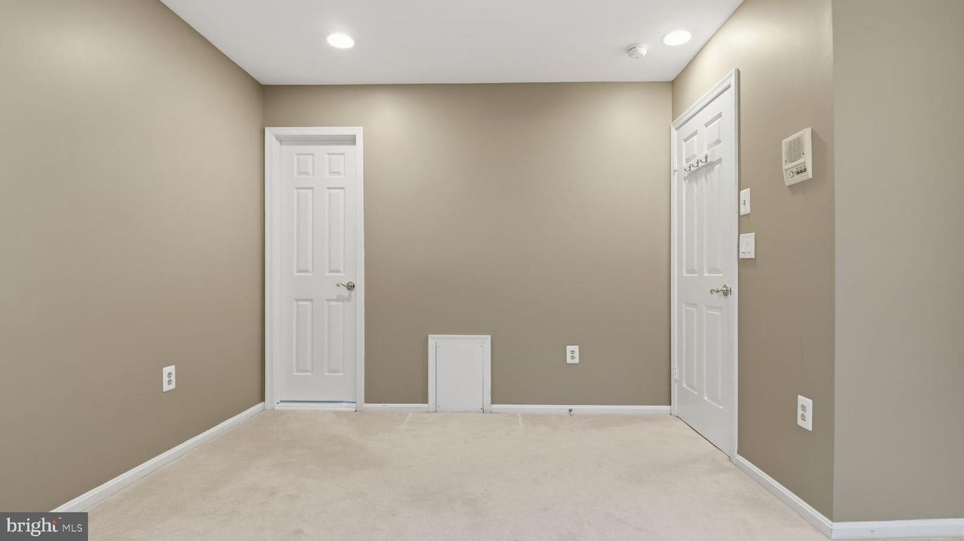 Empty room, Interior, Recessed Lighting
