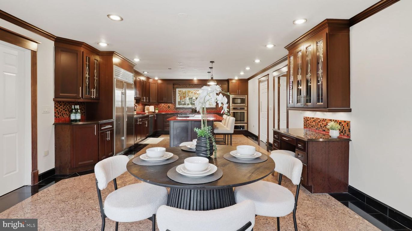 Dining room, Interior, Kitchen, Pendant Lights, Recessed Lighting, Stainless Steel Appliances