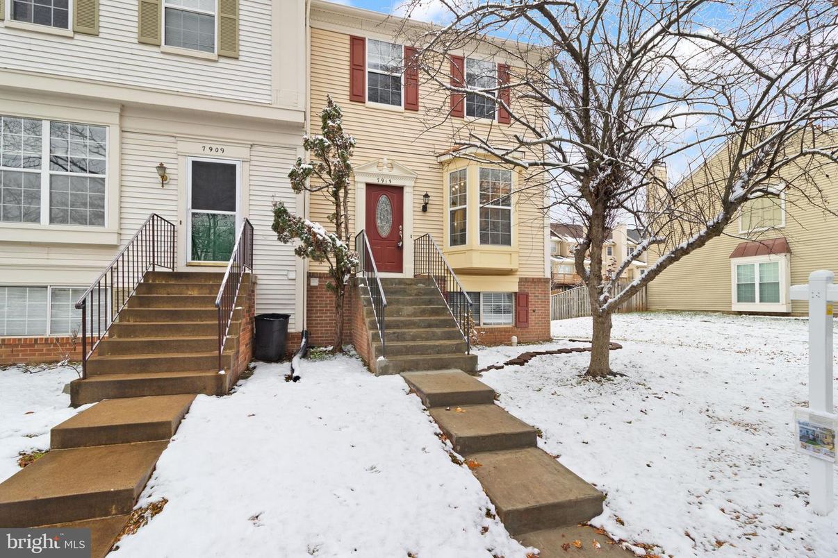 Exterior, Facade, Rowhouse