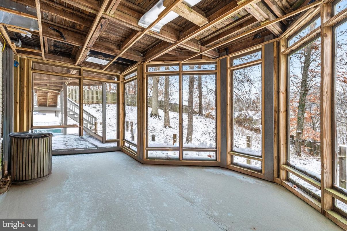 Empty room, Interior, Sun Room, Wooden Beams, Wooden Ceilings