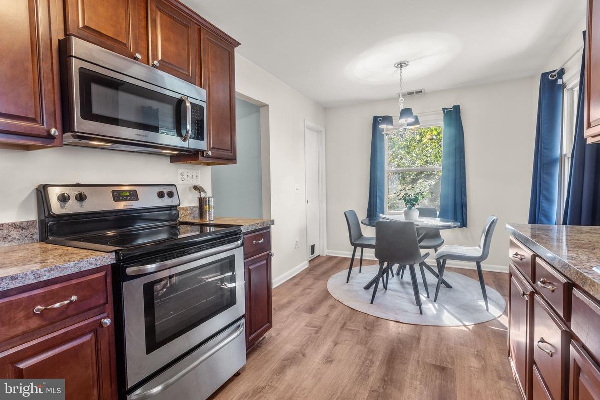 Dining room, Interior, Kitchen, Pendant Lights, Stainless Steel Appliances, Wood Texture Flooring