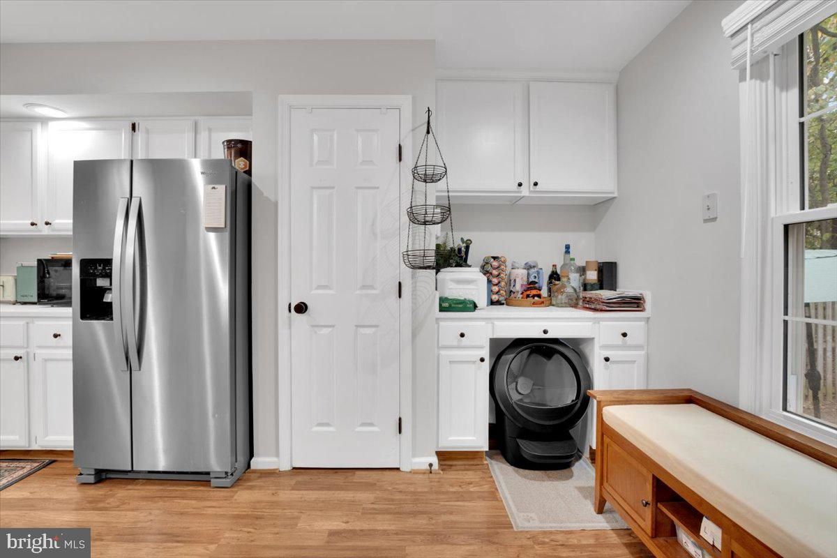 Interior, Kitchen, Washer, Wood Texture Flooring
