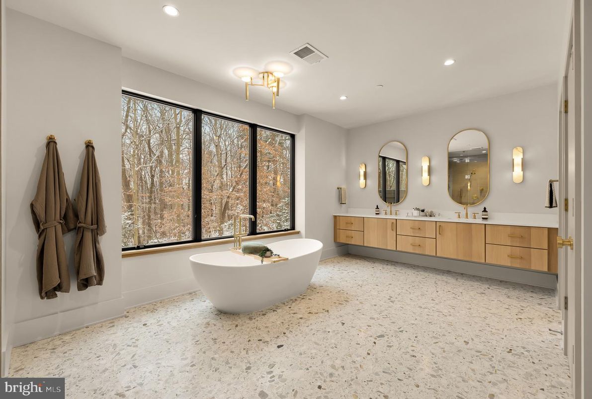 Bathroom, Dual Sink Vanities, Free Standing Baths, Interior, Recessed Lighting