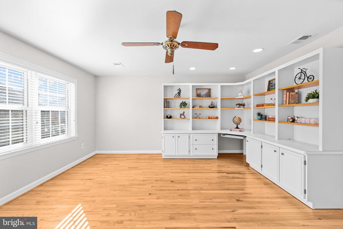 Home Office, Interior, Recessed Lighting, Wood Texture Flooring