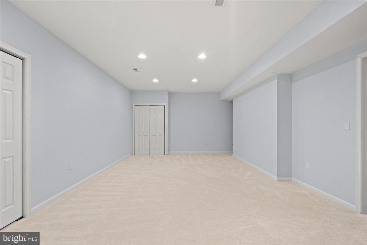 Empty room, Interior, Recessed Lighting