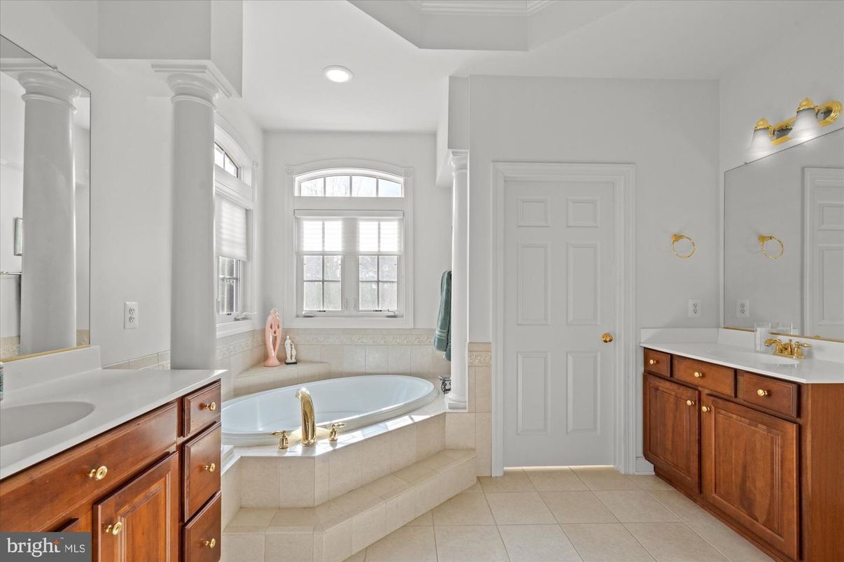 Bathroom, Dual Sink Vanities, Interior, Recessed Lighting