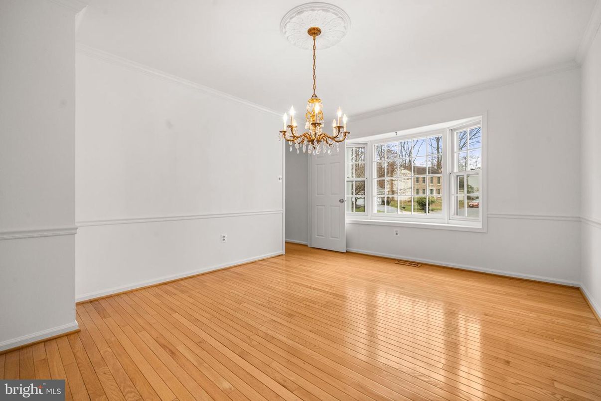 Chandelier, Empty room, Interior, Wood Texture Flooring