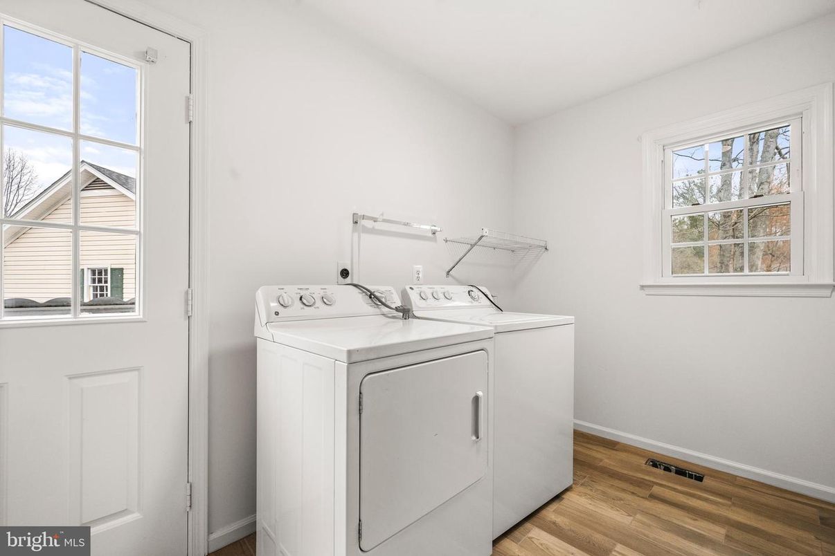 Interior, Washer, Wood Texture Flooring