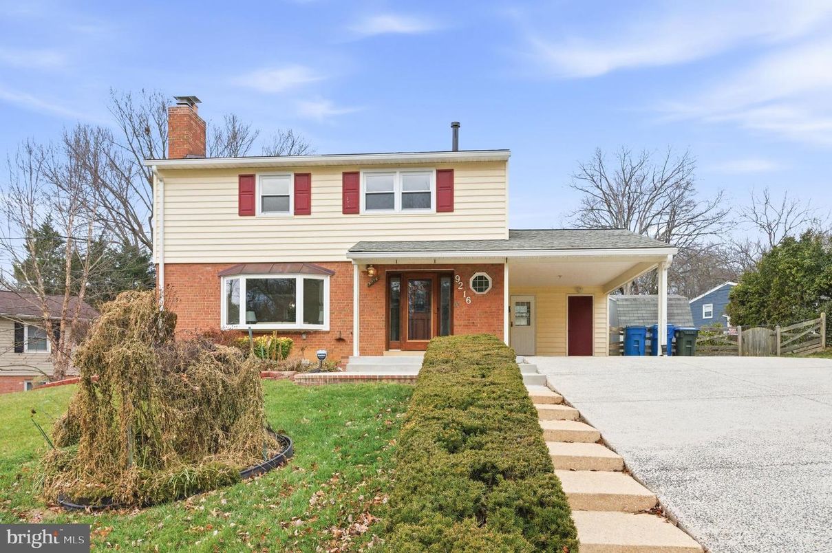 Exterior, Facade, Brick Facade, American Foursquare