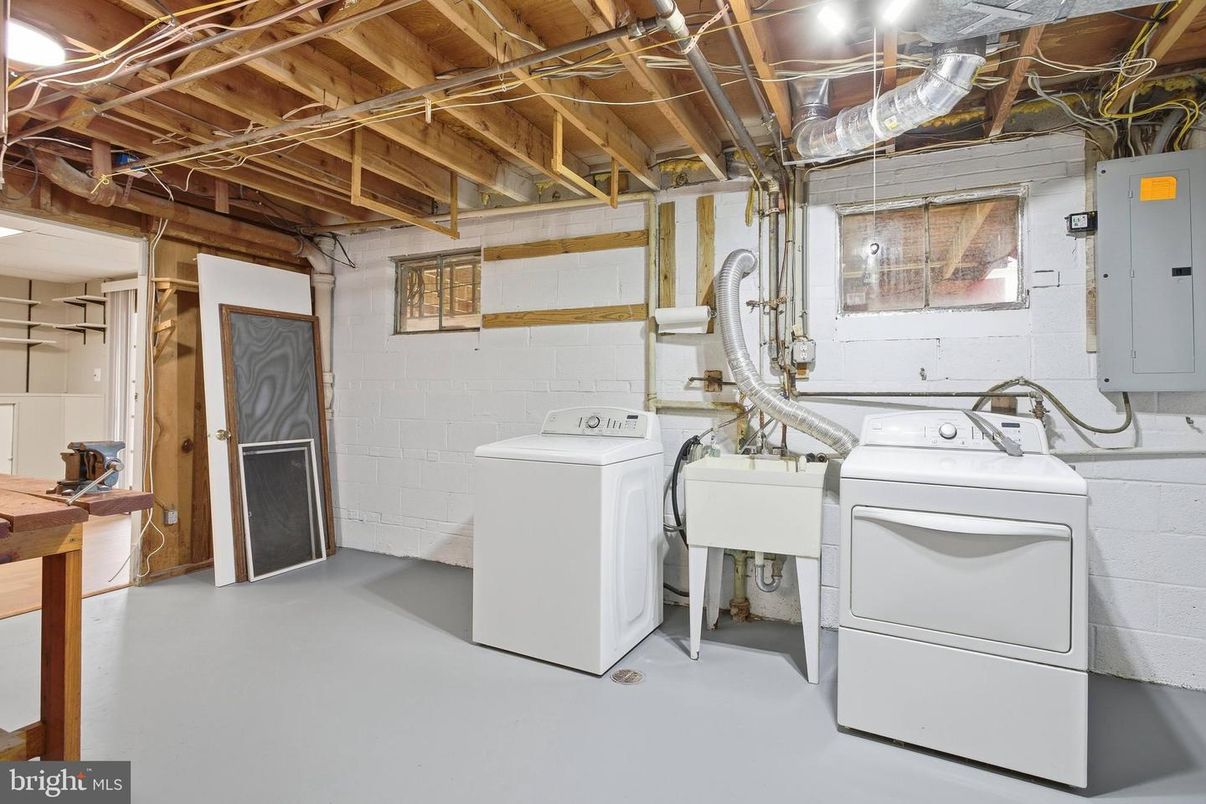 Interior, Washer, Wooden Beams, Wooden Ceilings