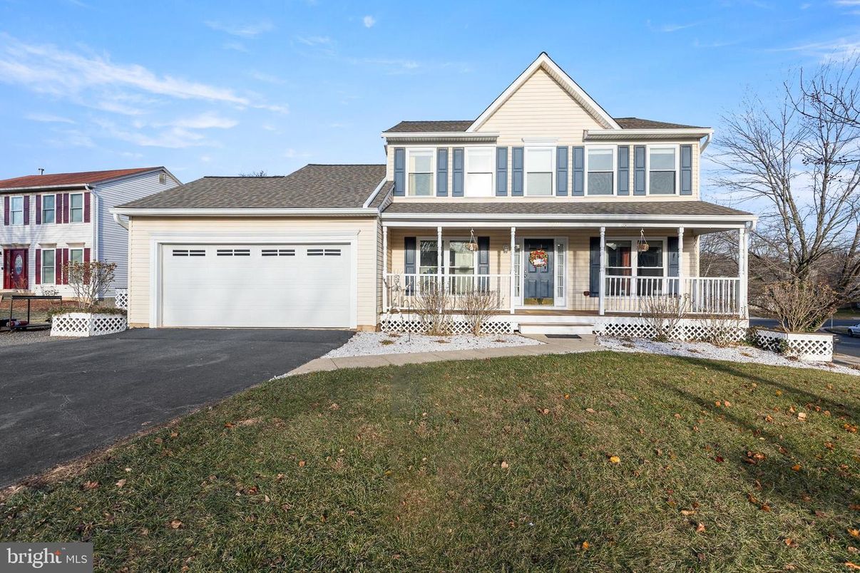 Attached, Exterior, Facade, Farmhouse