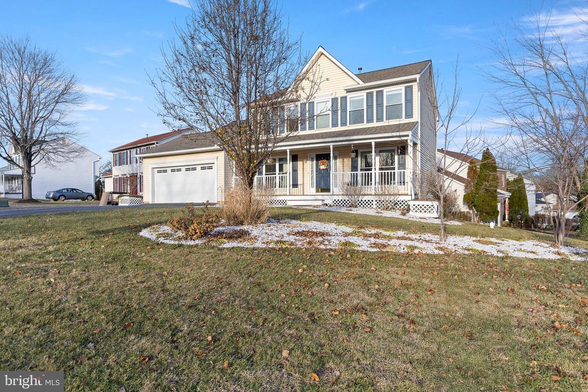 Attached, Backyard, Exterior, Facade, Queen Anne Victorian