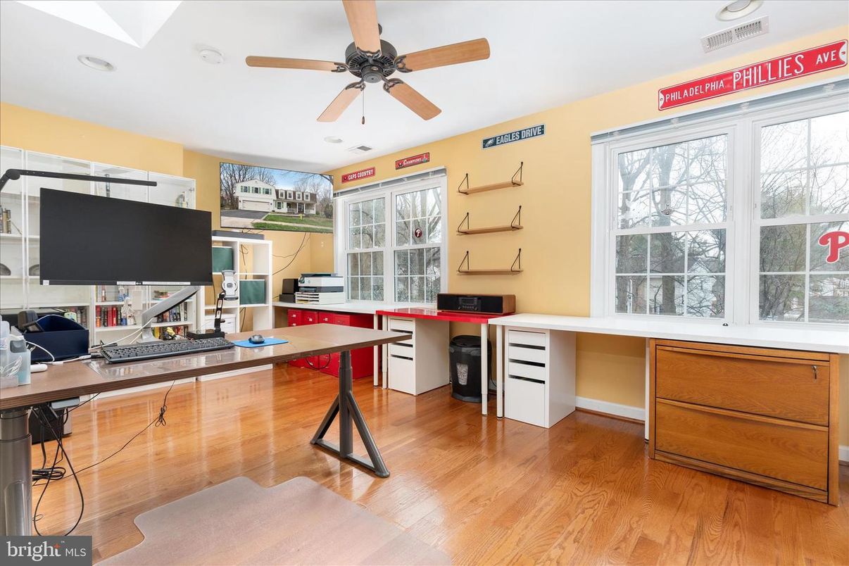 Home Office, Interior, Recessed Lighting, Wood Texture Flooring