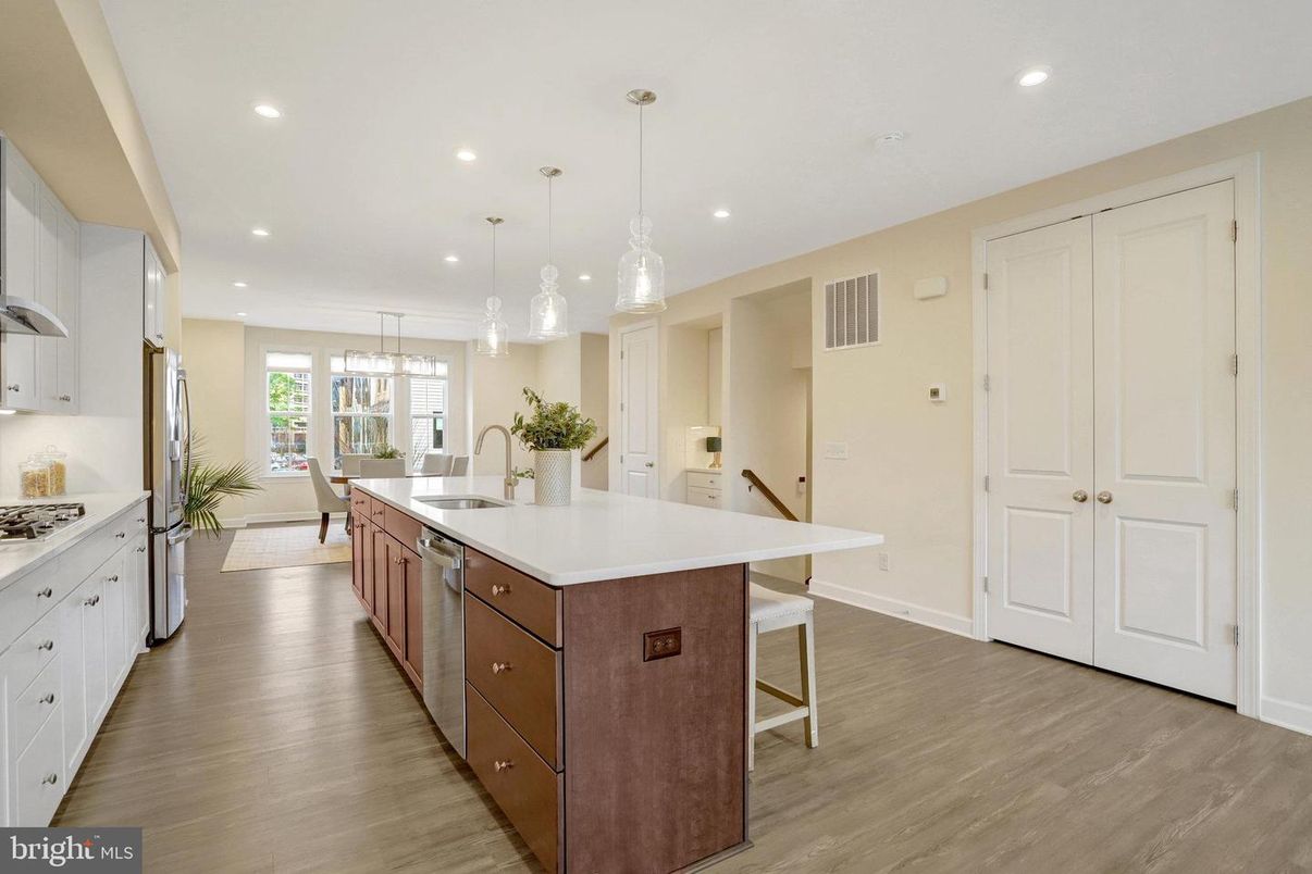 Dining room, Interior, Kitchen, Pendant Lights, Recessed Lighting, Wood Texture Flooring