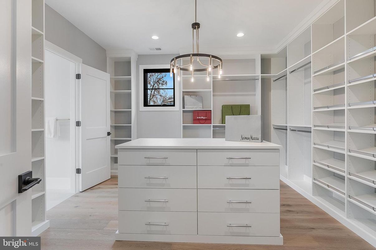 Interior, Pendant Lights, Recessed Lighting, Walk-in Closets, Wood Texture Flooring