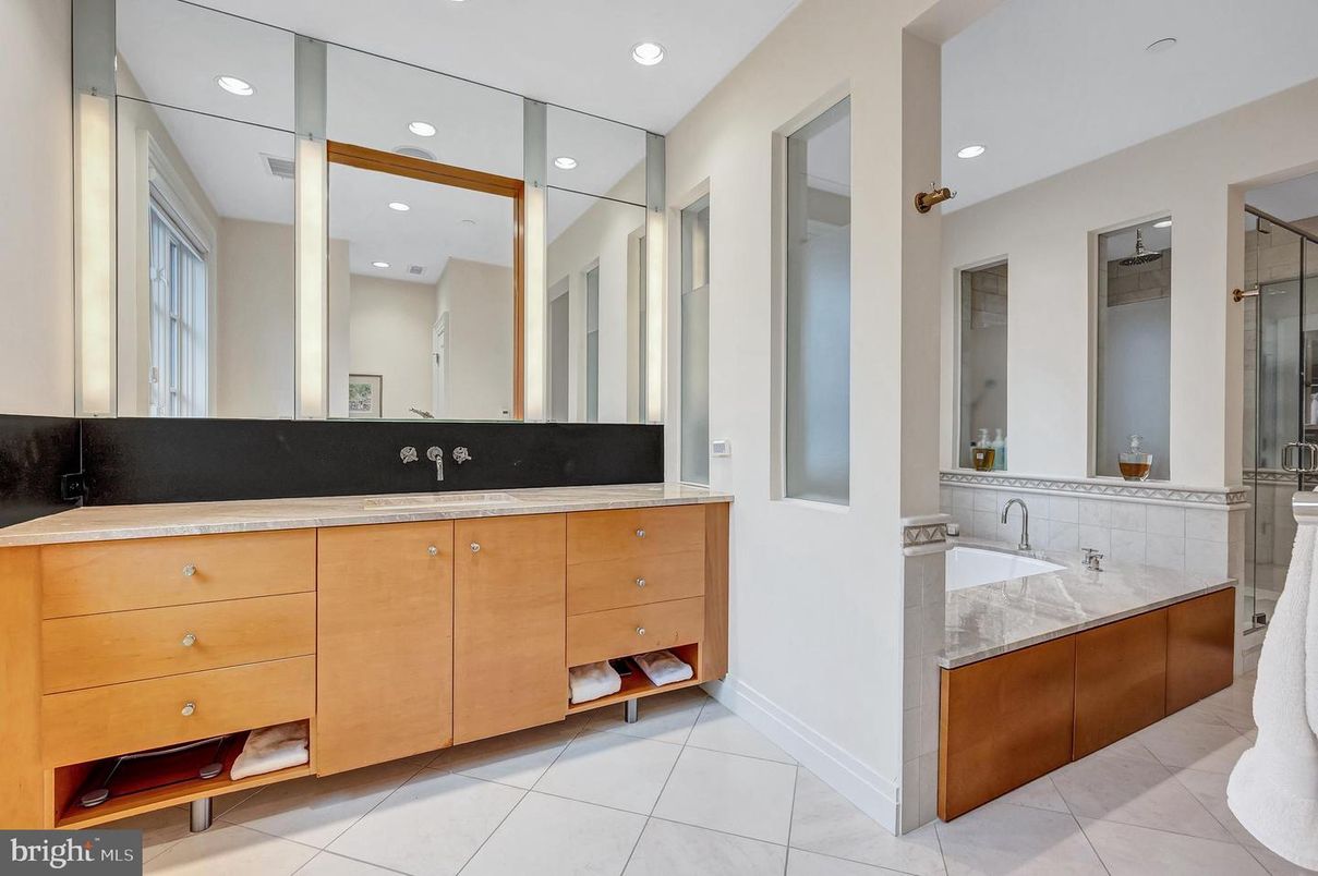 Bathroom, Dual Sink Vanities, Interior, Recessed Lighting