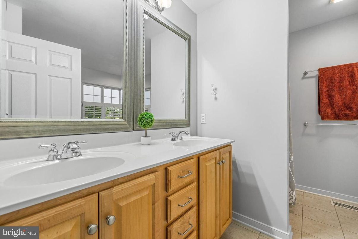 Bathroom, Dual Sink Vanities, Interior