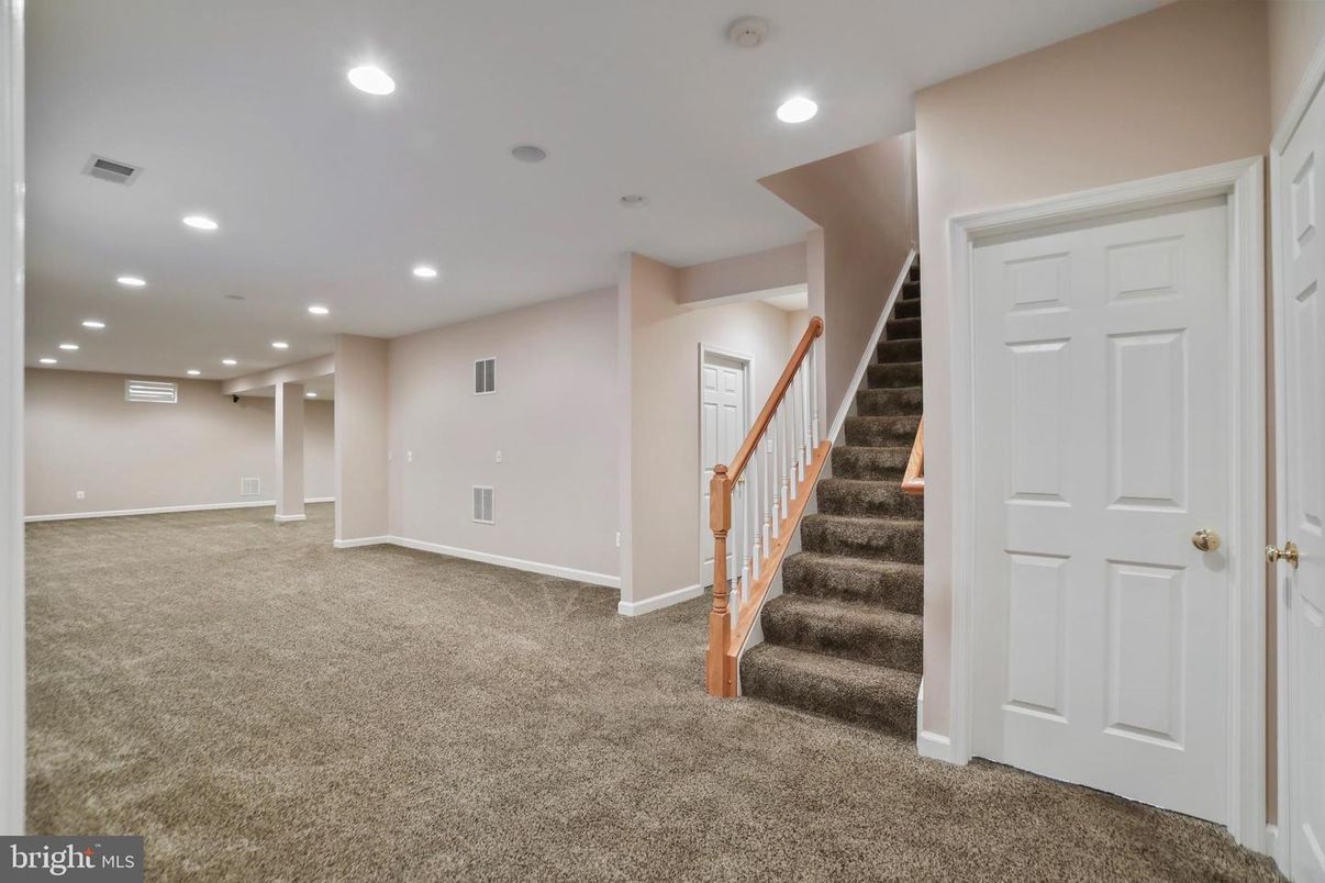 Empty room, Interior, Recessed Lighting